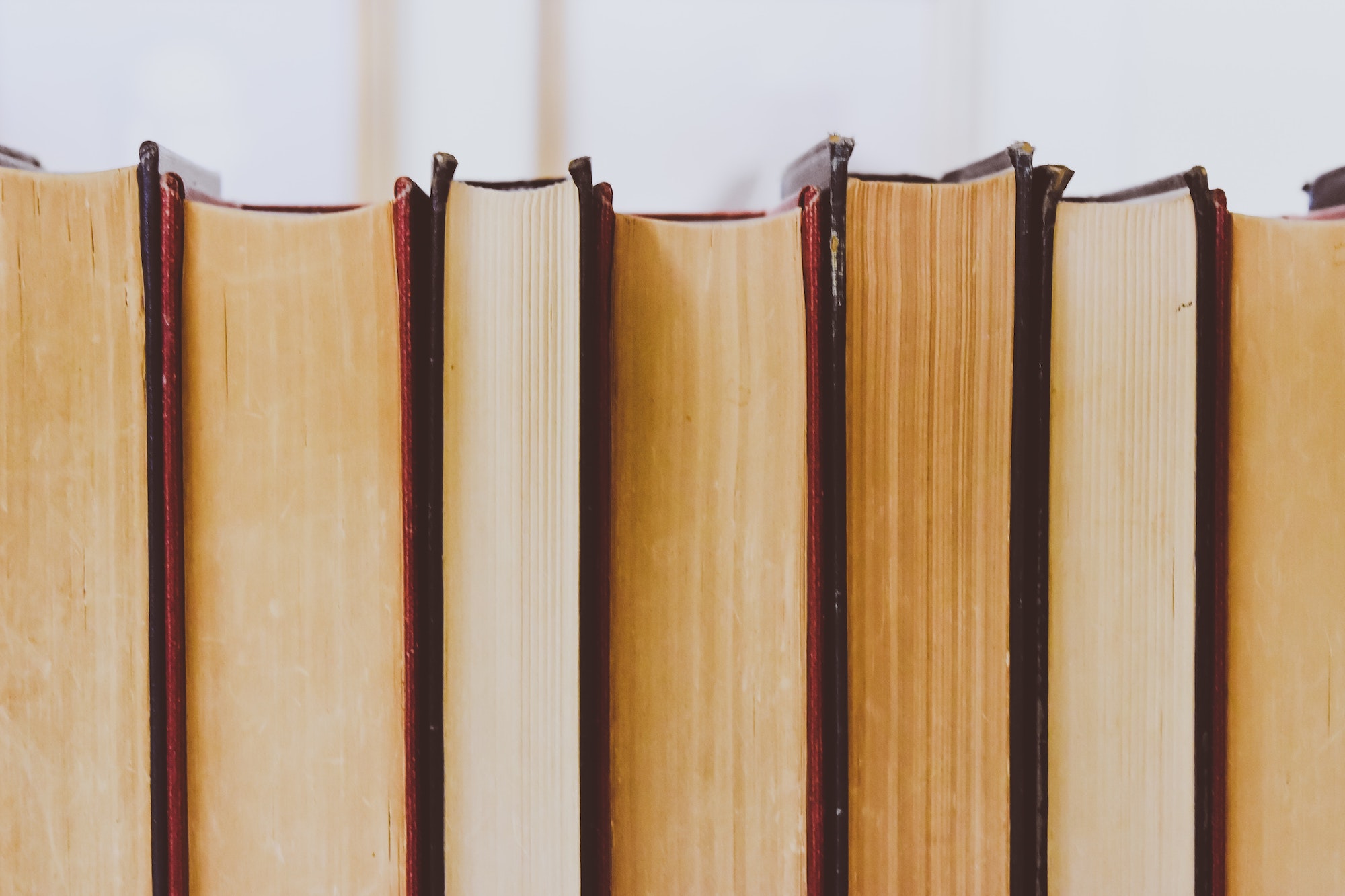 Libri di narrativa di genere su un ripiano