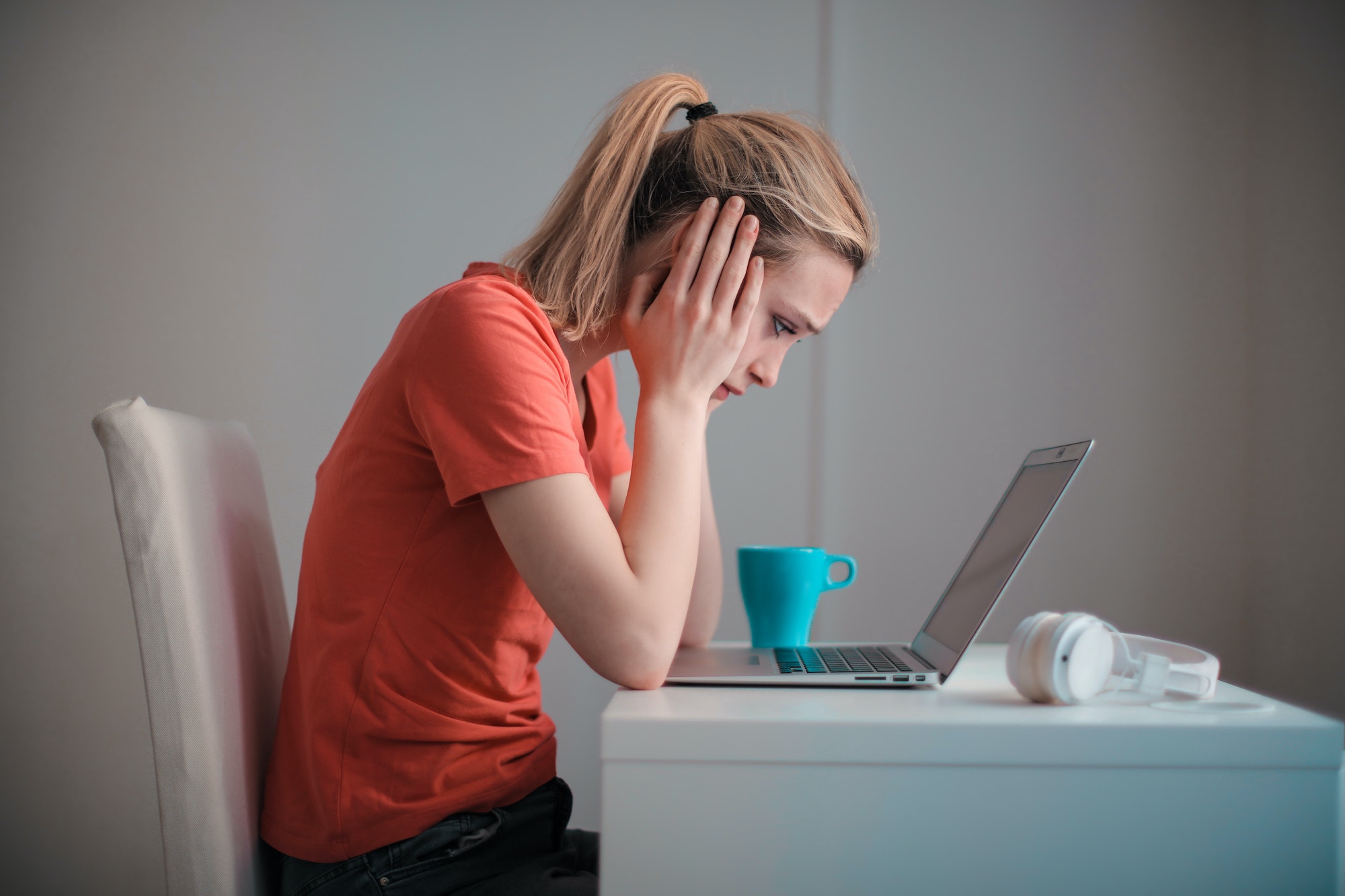 Scrittrice al lavoro con una tazza di caffè
