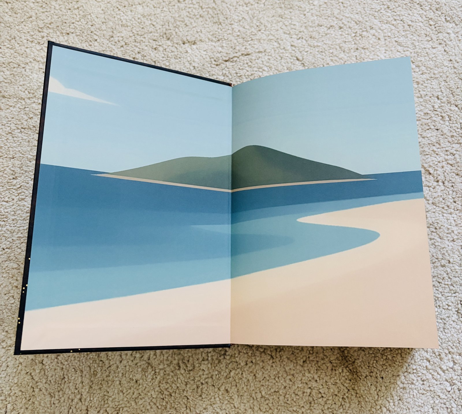 Risguardi interni a colori con un'illustrazione di una spiaggia e un'isola sarda all'orizzonte
