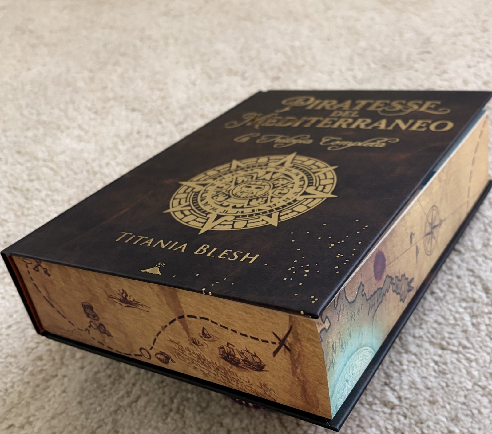 Cofanetto deluxe della trilogia Piratesse del Mediterraneo, copertina con rosone dorato
