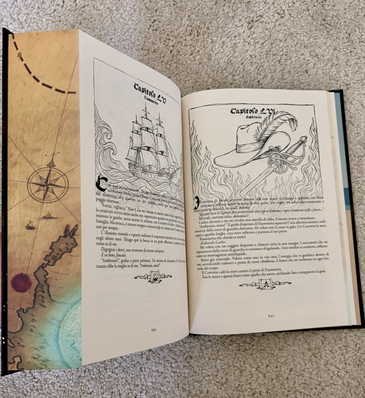 Pagine interne illustrate del cofanetto deluxe, con risguardi a mappa